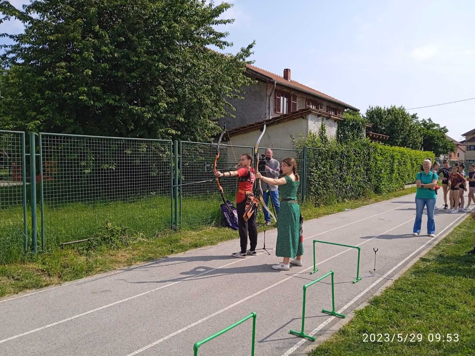 Prezentacija streličarstva - "Dan sporta OŠ Ivan Mažuranić". - slika 3